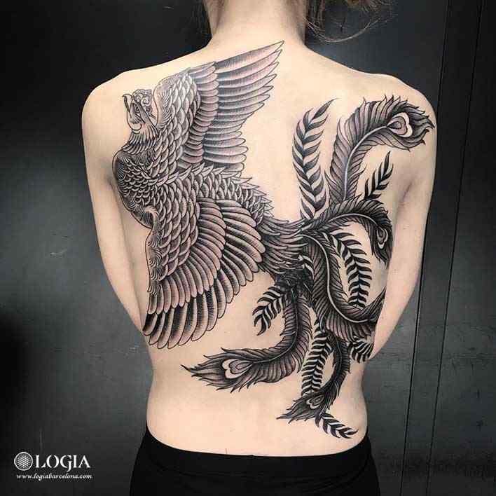 tatuaje-espalda-ave-blackwork-logia-barcelona-Laia  